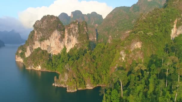 Légi Drón Kilátás Trópusi Hegycsúcs Thaiföldön Gyönyörű Szigetvilág Szigetek Thaiföld — Stock videók