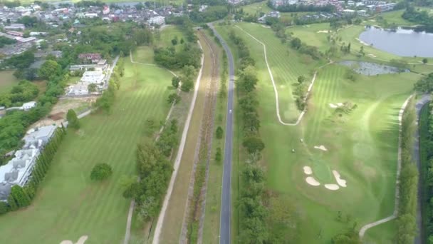 Luchtfoto Van Golfbaan Met Groen Gras Bomen Het Golfveld Fairway — Stockvideo