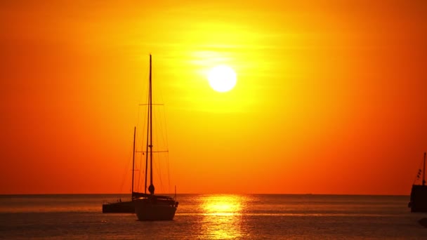 Парусник Тропическом Море Красивом Закате Небе Восхода Солнца Отраженным Солнцем — стоковое видео