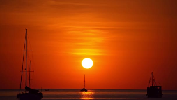 美しい夕日や水面に反射した太陽と日の出の空で熱帯の海の帆ボート プーケット島の海の景色を望む タイの素晴らしい海の夜暗い空 — ストック動画