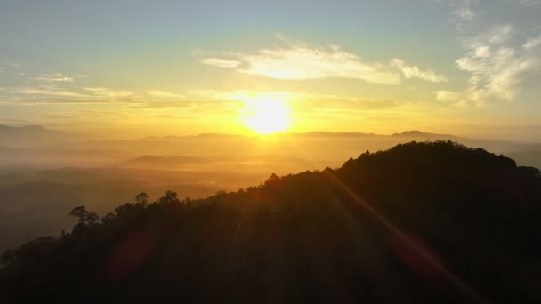 空中ビュー山の頂上の霧の中を飛ぶドローン美しい日の出や日没の自然風景タイでの素晴らしいビデオ映画の自然風景 — ストック動画