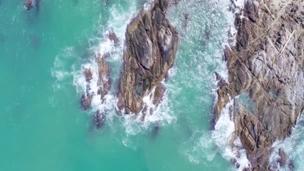 空中ビュー青い海の海岸岩のドローンカメラトップダウン美しい海の表面驚くべき海の波岩の海にクラッシュ空中ビュードローン4K石の岩崖と海の高品質 — ストック動画