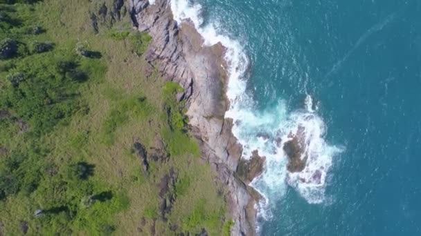 Letecký Pohled Dron Kamera Top Seashore Rocks Blue Ocean Beautiful — Stock video