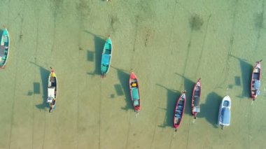 Rawai sahilindeki tropikal denizde uzun kuyruklu balıkçı tekneleri. Phuket Tayland. Güzel deniz yüzeyi. İnsansız hava aracı kamerasından yüksek kaliteli video.