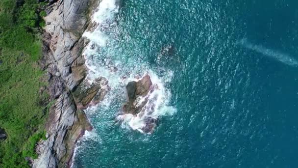 Mavi Bir Okyanusta Deniz Kıyısındaki Kayaların Tepesindeki Insansız Hava Aracı — Stok video