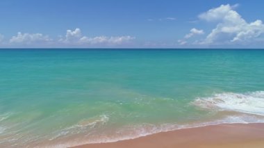 Gökyüzü manzaralı büyük dalgalar kumsala çarpıyor Phuket thailand sahilindeki güzel deniz yüzeyi ünlü bir turizm merkezidir.