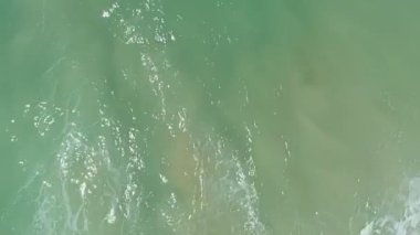 Deniz yüzeyi güzel dalgalar okyanusta köpüren ve sıçrayan Phuket Tayland 'da açık denizde güzel dalgalar seyahat ve tur arka planı