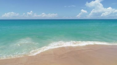 Deniz yüzeyi güzel dalgalar okyanusta köpüren ve sıçrayan Phuket Tayland 'da açık denizde güzel dalgalar seyahat ve tur arka planı