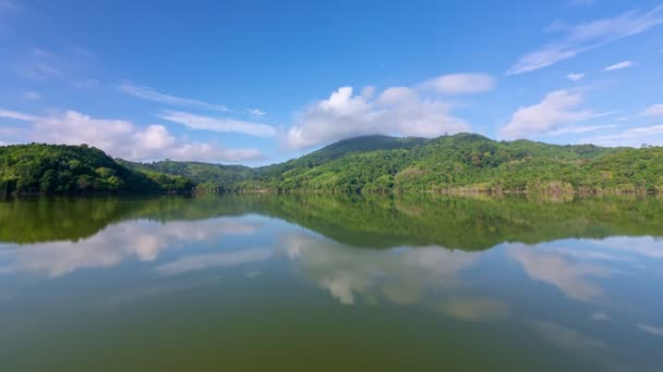 湖や池の上の水面の雲の美しい反射山の熱帯雨林時間の経過風景自然映像 — ストック動画