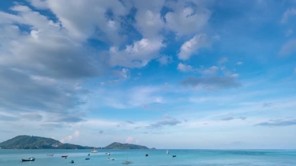 Prachtige Blauwe Lucht Witte Wolken Zee Ochtend Met Thaise Longtail — Stockvideo