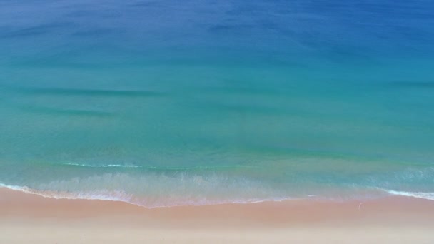 Letecký Pohled Velké Vlny Narážející Písečnou Pláž Shora Krásný Povrch — Stock video