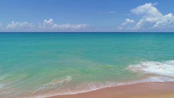 空中风景大浪从普吉岛的美丽海面上冲撞着沙滩 是著名的旅游胜地 — 图库视频影像