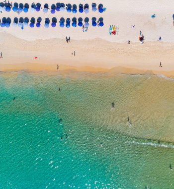 Hava manzarası Muhteşem kumlu sahil ve küçük dalgalar Güzel tropikal deniz yaz mevsimi görüntüsü Aerial view drone çekimi, yüksek açılı deniz kumsalı manzarası
