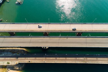 Sarasin Köprüsü Phuket Tayland. Sarasin Köprüsü yüksek yol taşımacılığının hava manzaralı görüntüsü. Köprüdeki arabalarla köprü üstü görüntülü insansız hava aracı görüntüsü.