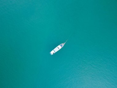 Tropik deniz Phuket Adası 'ndaki geleneksel ahşap balıkçı teknesinin havadan çekilmiş fotoğrafı. Yaz günündeki güzel turkuaz deniz. Seyahat ve turne için uzay görüntülerini kopyalayın.