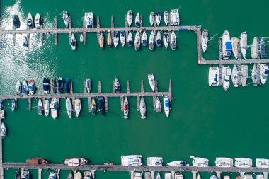 Yat ve yelkenli parkının havadan görüntüsü marina taşımacılığı ve seyahat arkaplanı Yaz mevsiminde güzel deniz