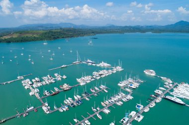 Yat ve yelkenli parkının havadan görüntüsü marina taşımacılığı ve seyahat arkaplanı Yaz mevsiminde güzel deniz