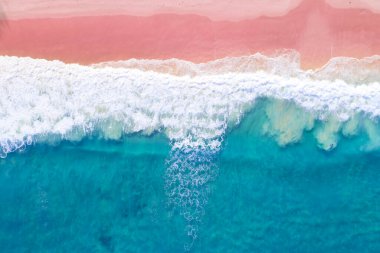 Yaz mevsiminde Phuket Denizi 'nin ve pembe kumsalın havadan görünüşü Okyanus dalgası köpükleriyle inanılmaz deniz kıyısı güzel deniz yüzeyi manzarası yaz tatilinin arka planında seyahat yeri kavramı