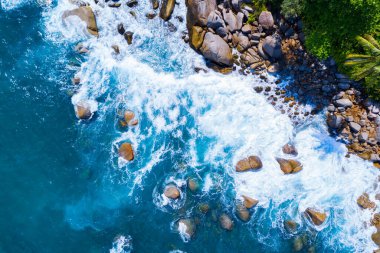 Deniz manzarası. Deniz manzarası. Büyük dalgalar kayalıklara çarpıyor. Güneşli yaz mevsiminde güzel karanlık deniz yüzeyi.