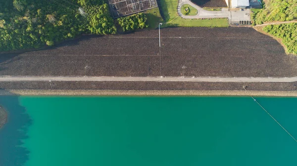 Légi Fotó Repülő Drone Aszfaltút Körül Gát Gyönyörű Természet Táj — Stock Fotó