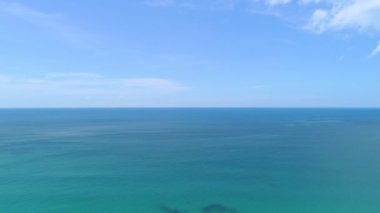 Deniz yüzeyi. Okyanusta köpüren ve sıçrayan güzel dalgalar. Phuket Tayland 'da açık denizde güzel dalgalar seyahat ve turne arka planında