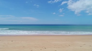 Yaz mevsiminde Phuket Denizi 'nin ve kumsalın havadan görünüşü. Okyanus dalgası köpükleriyle inanılmaz bir sahil. Deniz yüzeyinin güzel deniz manzarası. Yaz tatili için seyahat yeri kavramı