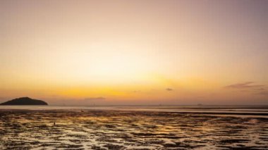 Deniz üzerinde şaşırtıcı gündoğumu bulutları Zaman Doğumu Yanan renkli gökyüzü ve parlayan bulutlar. Deniz yüzeyindeki güzel ışık yansıması İnanılmaz manzara 4K görüntüleri Zaman Hızı Doğa