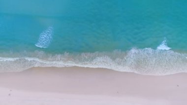 Yaz mevsiminde Phuket Denizi 'nin ve kumsalın havadan görünüşü. Okyanus dalgası köpükleriyle inanılmaz bir sahil. Deniz yüzeyinin güzel deniz manzarası. Yaz tatili için seyahat yeri kavramı