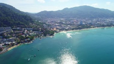 Hava manzaralı güzel patong plajı Phuket Tayland harika deniz kumsalı kumsalı turist gezisi yeri andaman denizi üzerinde Güzel ada