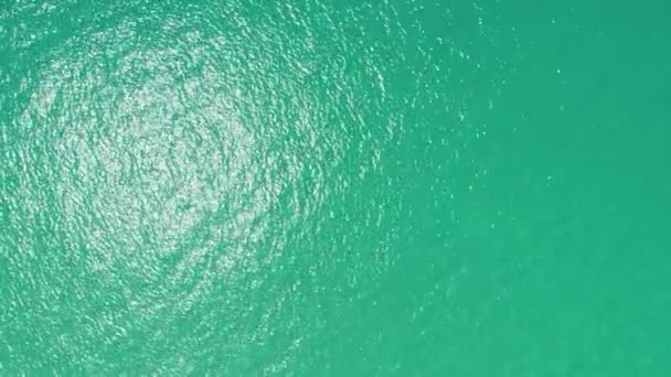 Povrch Moře Krásné Vlny Pěnění Cákání Oceánu Krásné Vlny Otevřeném — Stock video
