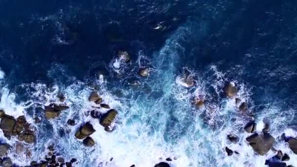 Flygfoto Drone Kamera Havsbotten Stenar Havet Vacker Mörk Havsyta Fantastiska — Stockvideo