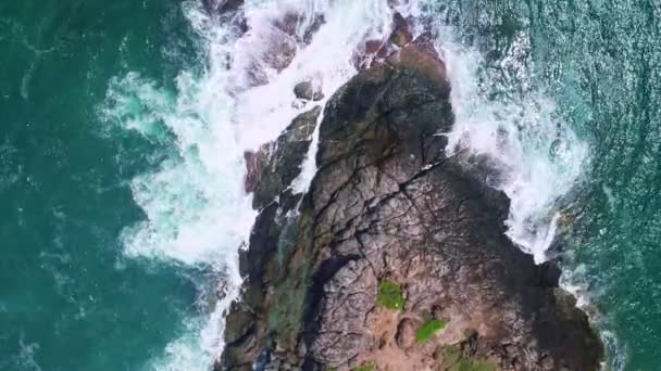 Vista Aerea Telecamera Drone Rocce Riva Mare Oceano Bella Superficie — Video Stock