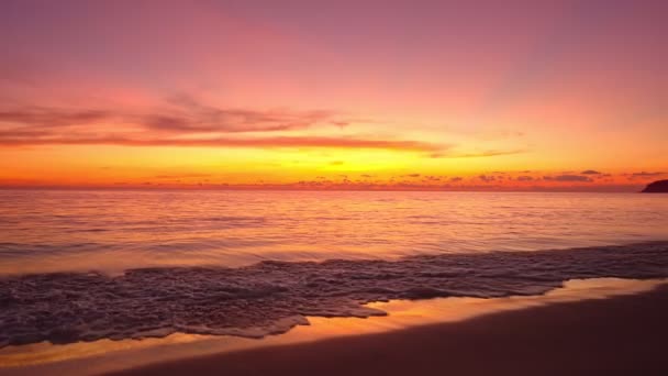 海のビデオの上の日没や日の出で熱帯の海4K 太陽は地平線に触れ 黄金の時間に赤い空素晴らしい景色 海のビーチの夕日美しい空 — ストック動画