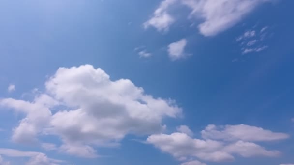 Céu Azul Nuvens Brancas Paisagem Turva Timelapse Verão Incrível Céu — Vídeo de Stock