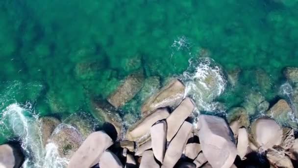 海相中海滨岩石的航空摄象机 美丽的深色海面 在泰国普吉岛 惊人的海浪冲击着岩石的海景 Aerial View Drone High Quality Footage — 图库视频影像