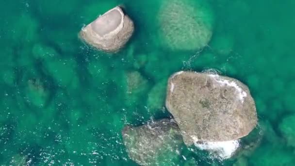 Vista Aérea Drone Cámara Rocas Orilla Del Mar Océano Hermosa — Vídeos de Stock