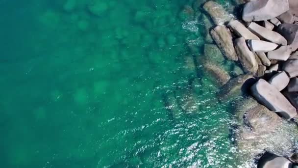 공중에서는 바다에 암석의 카메라를 수있다 아름다운 어두운 암초에 부딪치는 놀라운 — 비디오