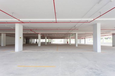 Otopark, endüstri binası. Endüstriyel alanda su hortumları var. Endüstriyel arka plan için boş alan.