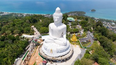 Phuket thailand 'daki yüksek dağda Büyük Buda' nın Vesak Günü arka plan konsepti. İnsansız hava aracı kamerası inanılmaz yüksek açılı Phuket Tayland manzarası.