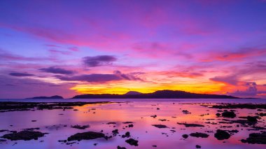 Güzel doğa, muhteşem gün doğumu ya da gün batımı gökyüzü manzarası. Doğanın muhteşem ışığı, gökyüzü bulutları ve bulutlar hareket ediyor. Renkli doğa günbatımı ya da gün doğumu bulutu arka planı.