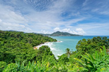 Phuket Tayland 'daki Tayland plajının muhteşem manzarası. Tropikal beyaz kumlu ve sakin kumlu. Turkuaz berrak su ve palmiye ağaçları var. 