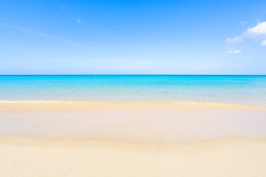 İnanılmaz güzel Phuket plajı kumlu sahillere dalgalar çarpıyor Tayland manzarası beyaz kumsal deniz manzarası ve açık mavi gökyüzü Patong Sahili Phuket Tayland 'da