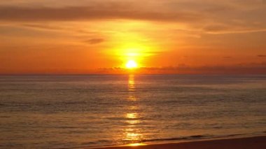Tropikal deniz günbatımında ya da gündoğumunda 4K deniz videosunun üzerinde güneş ufka dokunur, kızıl gökyüzü altın saatinde inanılmaz deniz manzarası, okyanus plajı günbatımı güzel gökyüzü