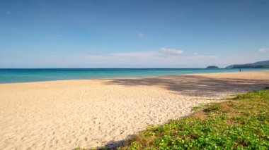 Phuket Tayland sahili. Mavi gökyüzü zaman bulutu açık mavi gökyüzü güzel bir havada bulutlu yaz güneşli bir günde dalgalar sahile vuruyor. Gökyüzünde süzülen beyaz bulutlar inanılmaz deniz kumları. 