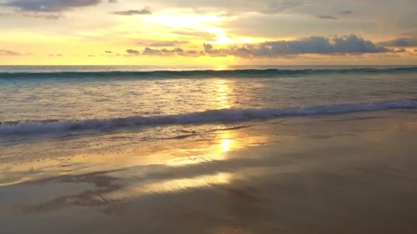 在日落或日出的热带海面上拍摄的视频4K 太阳触及地平线 红色的天空在金色的时刻迷人的海景 海滩落日美丽的天空 — 图库视频影像