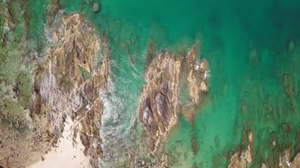空中ビュー海上の海岸岩のドローンカメラトップダウン美しい海の表面プーケット島の岩の風景にクラッシュする素晴らしい海の波タイ空中ビュードローン4K高品質の映像 — ストック動画