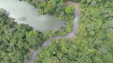 Hava manzaralı yol kıvrımları. Otoyol ve otoban yolu. Sinema insansız hava aracı 4K yüksek kaliteli dağdaki virajlı yolda uçuyor.