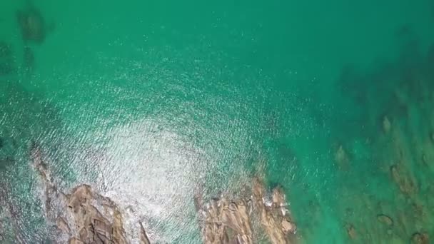 空中ビュー海上の海岸岩のドローンカメラトップダウン美しい海の表面プーケット島の岩の風景にクラッシュする素晴らしい海の波タイ空中ビュードローン4K高品質の映像 — ストック動画