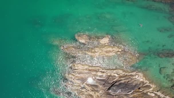 Okyanustaki Deniz Kıyısındaki Kayaların Tepesindeki Insansız Hava Aracı Kamerası Güzel — Stok video