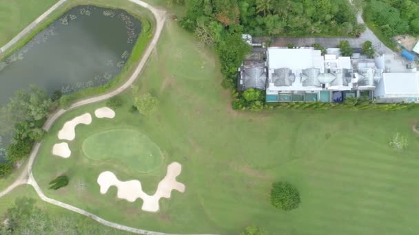 Luchtfoto Van Golfbaan Met Groen Gras Bomen Het Golfveld Fairway — Stockvideo